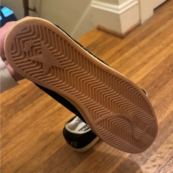 New golden goose sneaker worn a handful of times. Size 9.5 - Picture 3 of 4